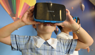 enfant qui joue en realité virtuelle